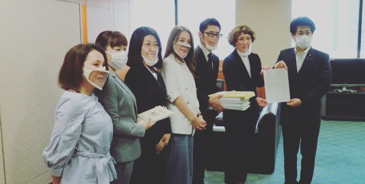 「手話教育の機会の確保を」田村憲久厚生労働大臣と高橋ひなこ文科副大臣に要望書をお届けしました