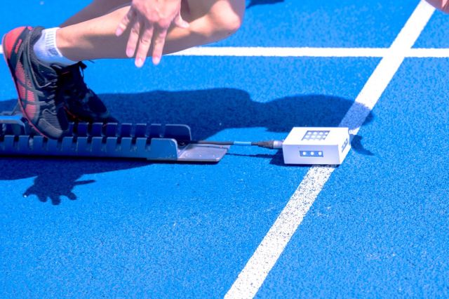 デフ陸上などで使用されている白い箱型の装置。
これは、「スタートランプ」といって、発光してスタートを知らせる装置です。

選手にはスタート時の出発音が聞こえないまたは聞こえづらいため、
このスタートランプを用いて、視覚的にスタートを知らせます。

コンマ1秒を競う陸上競技において、
スタートのタイミングは結果に大きな影響を与えます。
選手のみなさんが日頃のトレーニングの成果を存分に発揮するために、
重要な役割を担っているんです。

一般にはまだまだ認知度が低いスタートランプですが、
デフアスリートは健聴の選手に混じって競技会に参加することもあります。
いつか、あらゆる競技会でスタートランプの使用が当たり前になるように、
普及していくことを願っています。

#今井絵理子
#デフリンピック
#ろう者
#障がい
#難聴
#手話
#共生社会