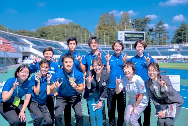 【日本デフ陸上競技選手権大会】
澄み切った快晴の中、
駒沢オリンピック公園にて、日本デフ陸上競技選手権大会が開催されました👏
協会顧問として、開会式にて祝辞を述べさせて頂きました。

皆さん、
2025年にデフリンピック東京大会の開催が決定したことを知っていますか？

デフリンピックとは、ろう者のためのオリンピックのこと。
ルールはオリンピックとほぼ同じですが、ろう者のために様々な工夫が施されています。
実は、日本での開催はこれが初めて‼🎊

今年5月のブラジル大会では、新型コロナウイルスの感染拡大に伴い、
日本選手団は途中で出場を辞退することとなってしまいましたが、
過去最多となる30個のメダルを獲得しました🏅

2025年の東京大会でも選手の皆さんの活躍が期待されます‼️
ぜひ皆さん一緒に応援しましょう🤟

#今井絵理子
#デフリンピック 
#ろう者
#障がい
#難聴
#手話
#共生社会