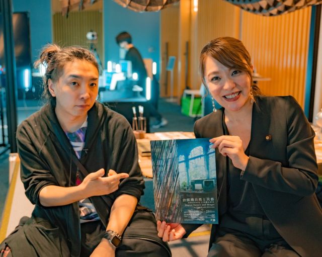 昨日は、日本科学未来館で開催されている落合陽一さん @ochyai のラボ展 ##計算機自然と民藝 にお邪魔して、落合さんとトークセッションをさせて頂きました🤟

「デジタル田園都市構想に障碍は存在するのか？」をテーマに、
デジタル技術と障がいについて、現在の研究成果や日本の現状などを交えてお互いの立場からの今後の日本社会の展望を話し合い、大変濃い1時間となりました。

落合さんのお話や実際の研究成果を拝見させて頂く中で、
改めて「障がいはひとつの個性」であり、デジタル技術の進歩によって社会にある障がい者を取り巻く障壁(バリア)はどんどん解消されていくと強く確信しました。

今回のラボ展でもデジタル技術の可能性を感じさせる、様々な研究成果が展示されています。

23日(日)まで日本科学未来館で開催されていますので、
是非皆さんも足を運んでみてくださいね‼️

デジタル田園都市構想…2021年、岸田総理の下で発表された、「デジタル実装を通じて地方が抱える課題を解決し、誰一人取り残されずすべての人がデジタル化のメリットを享受できる心豊かな暮らしを実現する」という構想のこと。

#落合陽一 #今井絵理子 #日本科学未来館 #トーク  #インクルーシブ #ダイバーシティ #障がい者 #デジタル #共生社会
