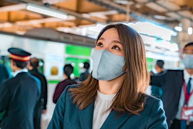 今日はJR上野駅に設置されている「エキマトぺ」の視察へ🏃‍♀️
実際にホームに設置されているエキマトぺの視察のほか、プロジェクトの進捗報告をお伺いしました。

みなさん、「エキマトぺ」って知っていますか？

駅のアナウンスや電車の音といった環境音を、AIが解析して文字や手話、オノマトペとして視覚的に表現する装置で、川崎市立聾学校の子どもたちが鉄道を快適に利用できるように、また毎日の通学が楽しくなるようにアイデアを出して形になりました。

※オノマトペとはガタンゴトン(擬音語)、ワンワン(擬声語)、イライラ(擬態語)など、音や状態を言語化したもののこと

このようなDX（デジタル変革）推進にあたって、大切と言われているのが
Digital (デジタル)、Design (デザイン)、Diversity (ダイバーシティ)の3つのD。
このエキマトぺはまさにデジタルとデザインを駆使して、ダイバーシティ(多様性)を叶える、大変画期的なプロジェクトだと思います。

また、情報保障の確立という観点で大変重要な取り組みです。
(情報保障の確立については、今井絵理子と学ぶvol.7をご覧ください👀）

すべての人が本来得られるべき情報を適切に取得できることを保障することは、日常生活においてはもちろんのこと、災害時に障がい者の命を守るという点においても、これからの日本社会において大変重要なことです。

2025年には東京デフリンピックの開催も決定している今、
エキマトぺをはじめとした、情報保障に関わるあらゆる取り組みが発展していくよう、尽力していきたいと思います‼️

#今井絵理子 #エキマトぺ #情報保障 #障がい #聴覚障がい #インクルーシブ #社会