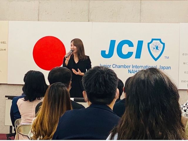 那覇青年会議所の講演会にお招きいただきました。

テーマは
《女性がより一層輝く社会を目指して》。

沖縄県内でも活躍中の潮ゆいなさん(@yuinaushio)、伊藤貴庸(@petaluna_official)さんと那覇市議会議員の奥間亮(@okumaryo)さんとパネルディスカッションをさせていただきました。

女性だから...
母親だから...

といった、性に束縛される思考や受け身の言動を減らしたい。

自分はどうしたいのか、何をしたいのかを能動的に考え、行動できるようにしたい。

そんな意見を交わしました。

那覇JCの皆さんの熱いエネルギーに沖縄の可能性を感じました。

#沖縄
#Okinawa
#那覇市 
#青年会議所