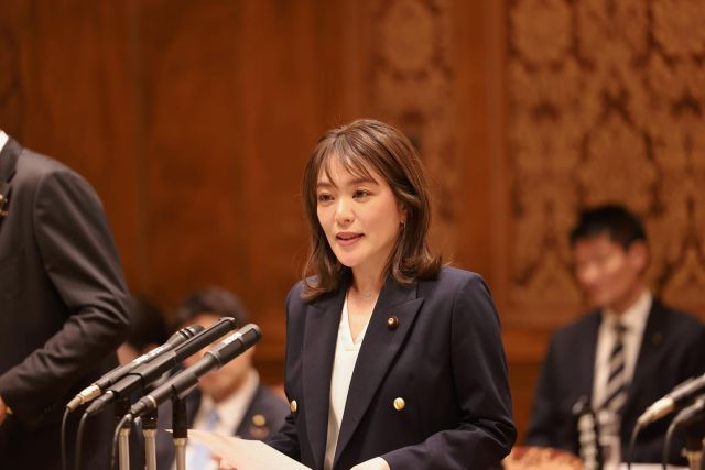 【3月13日予算委員会】

少子化対策、こども子育て政策、物価高騰対策などをテーマに岸田総理に質問をさせていただきました。

主な質疑内容は、
①困窮子育て世帯へのこども一人あたり5万円の給付
②物価高騰による食の支援
③誰ひとり取り残さないこども子育て政策
(質疑の様子はインターネットでhttps://www.webtv.sangiin.go.jp/webtv/detail.php?sid=7287ご覧にいただけます)

自分自身の子育ての実体験などを含めてお話させていただきましたが、私の政治信念は「光があたらない場所に光を届ける」ことです。

その道のりはとても地味かもしれませんが、私にできること、私にしかできないことを
地道に頑張ります。

こどもたちの笑顔の花が咲くように。

#予算委員会
#参議院
#今井絵理子
#手話