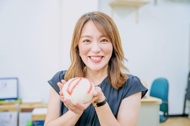 【のまんじゅう】
沖縄県首里名物の「のまじゅう」。
わたしは「のーまんじゅう」って呼びます(呼び方いろいろ)

白い皮に食紅で「の」と手書きで書くようで、「のし」を表し縁起物なんです‼️

中身は甘さ控えめの餡子。

すぐ売り切れるそうなので、
購入の際はお早めに💁‍♀️

#首里
#儀保まんじゅう 
#のまんじゅう 
#お祝い事 
#入学式
#卒業式
#沖縄
#ご当地グルメ